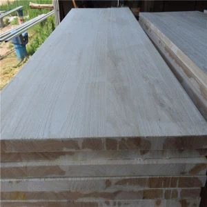 Männipuust servaga liimitud laudis